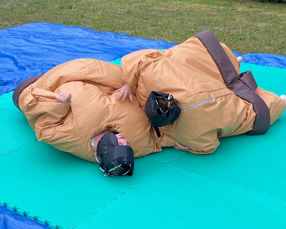 Animation EVJF originale à Toulouse avec une équipe de filles en tenue personnalisée