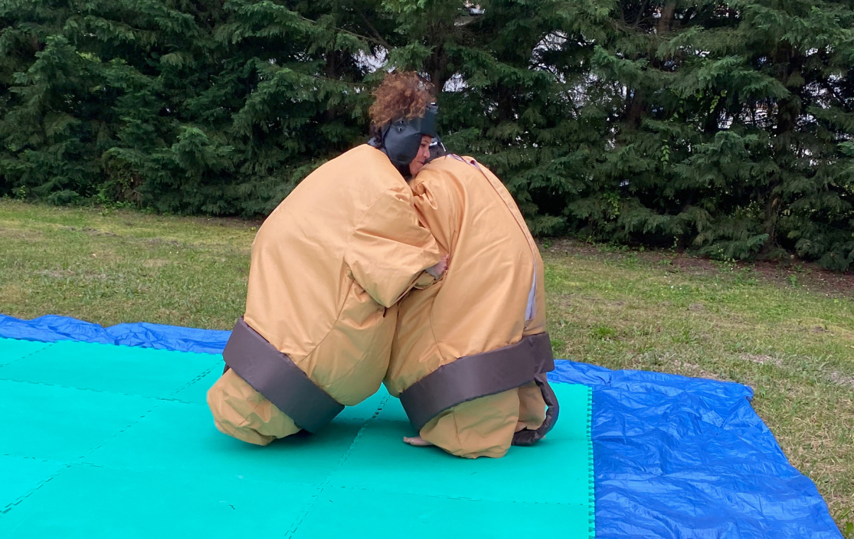 Animation délirante avec location de costumes sumos en Occitanie