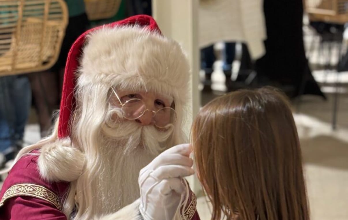 Animation mascotte de Noël lors dun marché en Occitanie