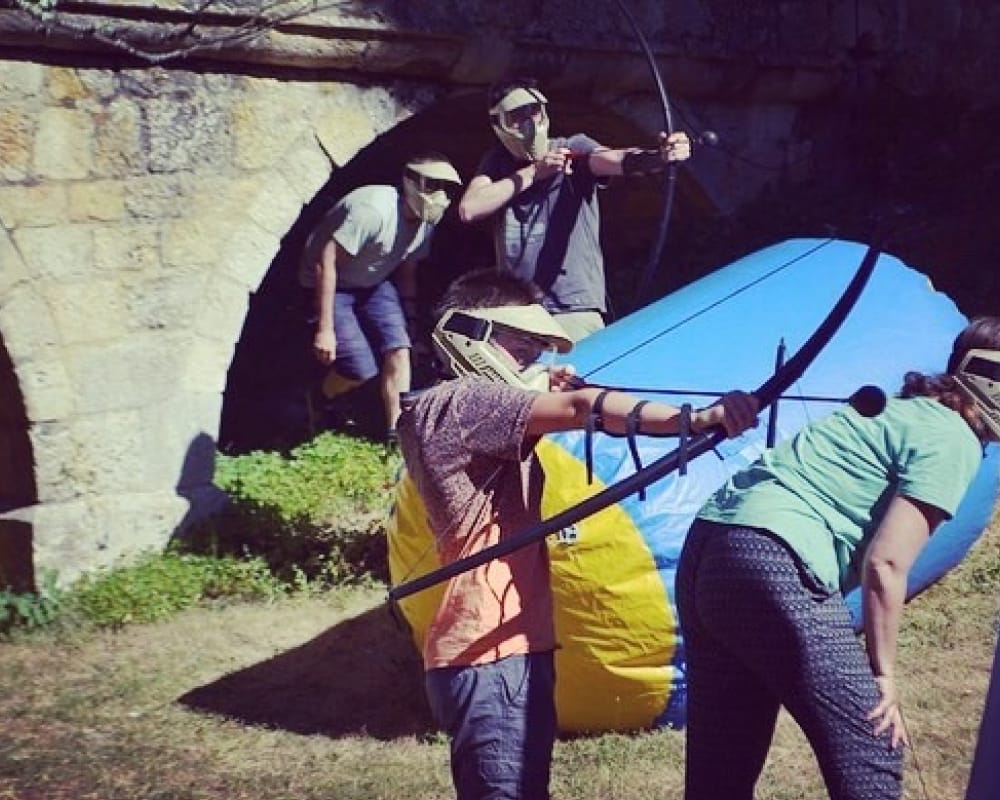 Collaborateurs réunis autour dune animation ludique en entreprise en Occitanie