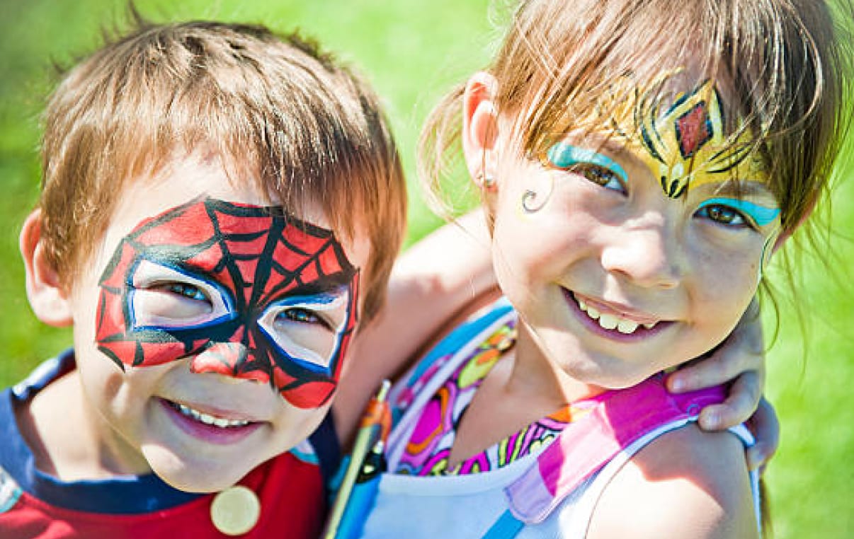 Détail dun maquillage enfant réalisé pendant un événement à Toulouse