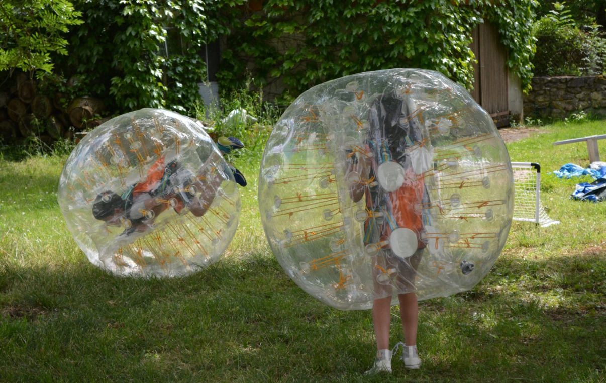Enfants et adultes jouant au Bubble Foot à Montauban lors dun événement