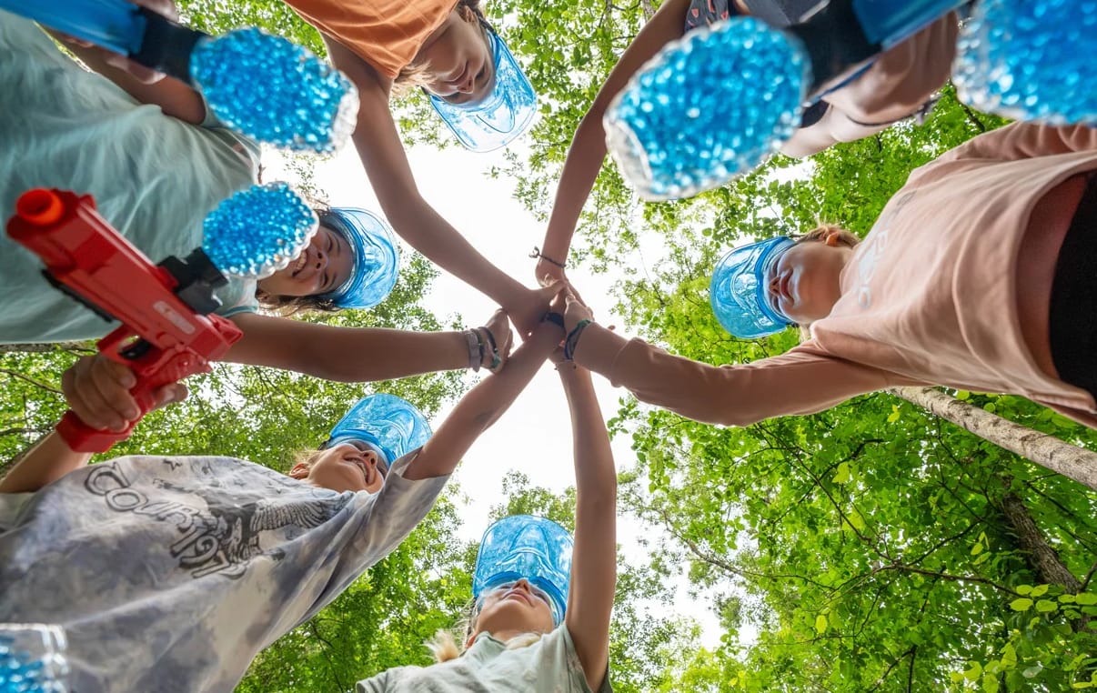 Enfants jouant au Gelly Ball dans un parc à Montauban