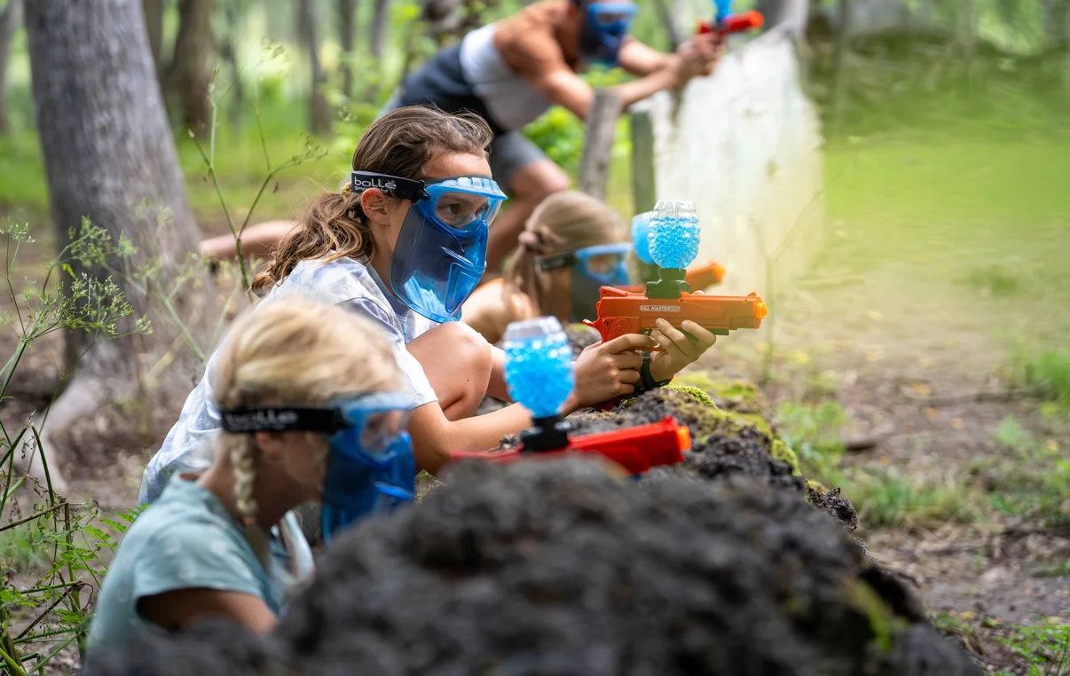 Enfants jouant au Gelly Ball dans un parc à Toulouse