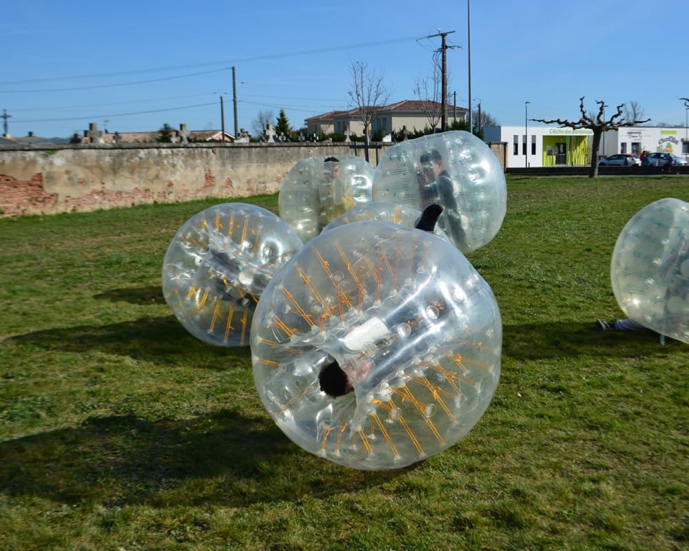 Fou rire entre copines pendant une animation EVJF originale à Montauban