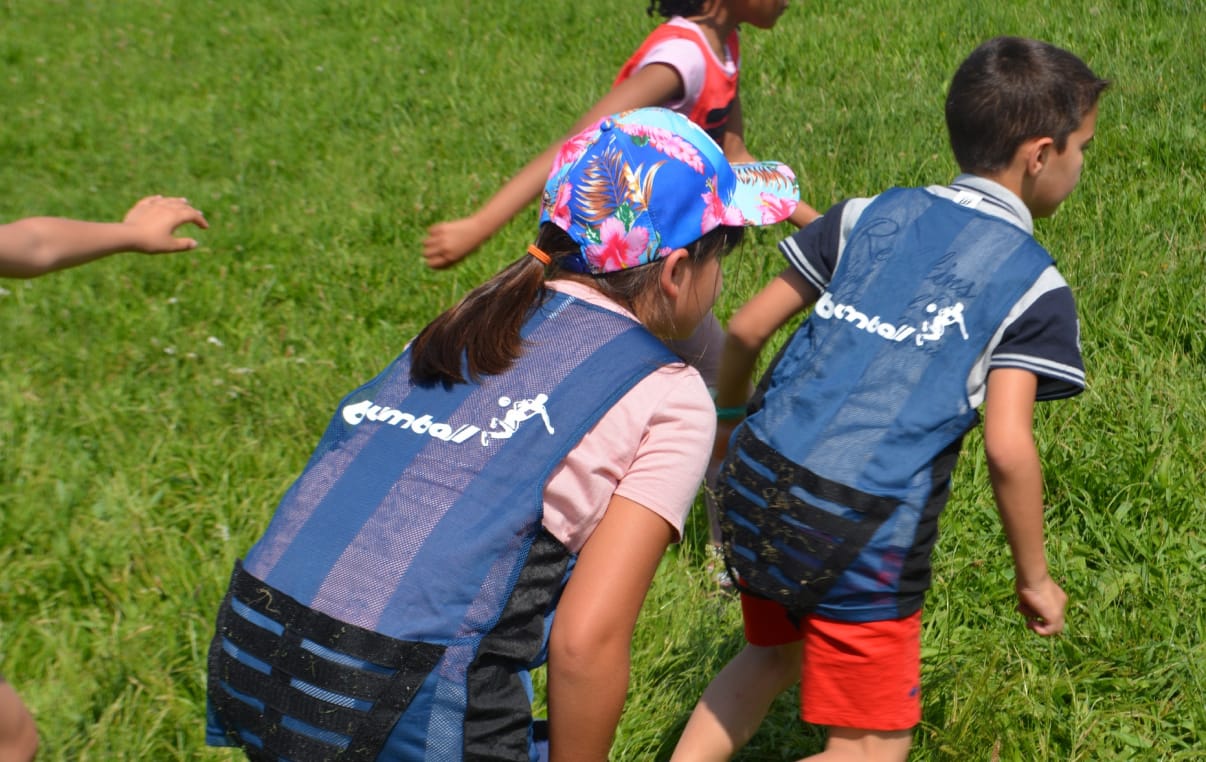 Gilets scratch et balle en mousse pour une animation Bumball dynamique à Montauban