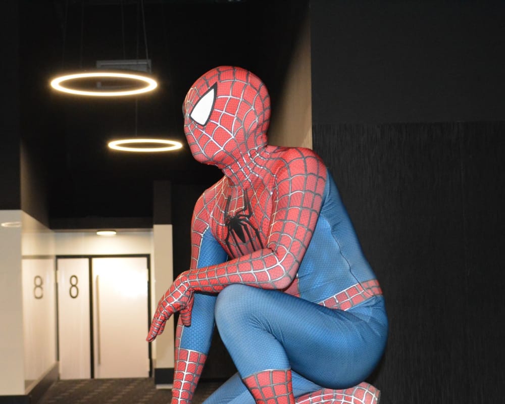 Intervenant extérieur animant un atelier créatif en médiathèque en Occitanie