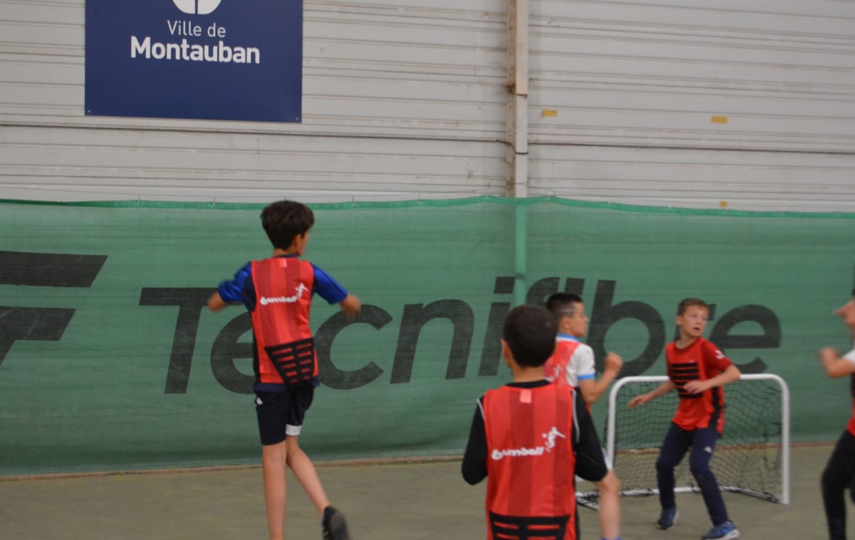 Jeu de Bumball en plein air à Toulouse avec gilets scratch et balle en mousse