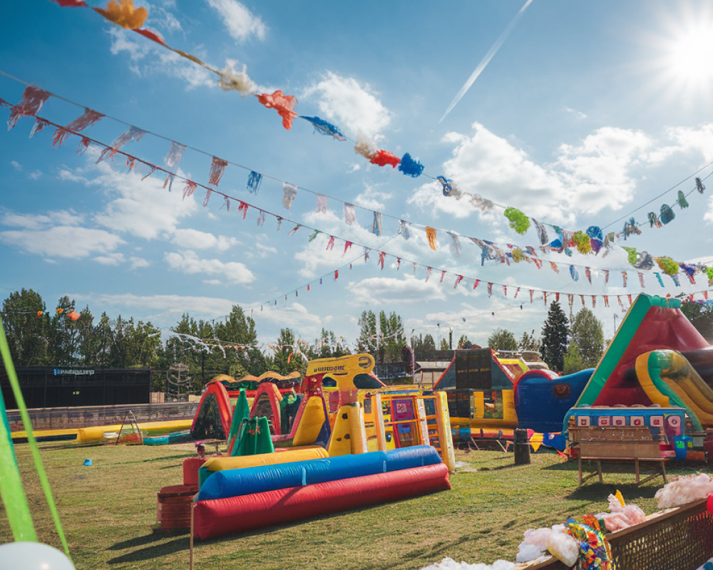Jeu de bulles géantes pendant une animation anniversaire pour enfants à Toulouse