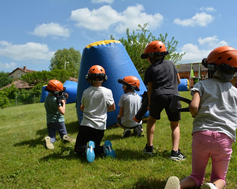 Jeunes en animation Passerelle à Toulouse participant à un atelier créatif en intérieur