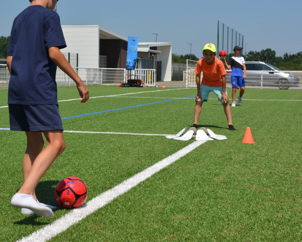 Jeux de plein air organisés pendant les vacances scolaires dans un ALSH en Occitanie