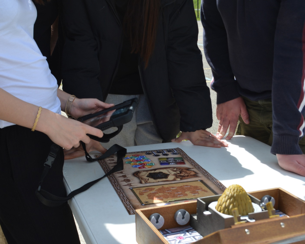 Moment de découverte ludique pour enfants dans une structure culturelle à Montauban