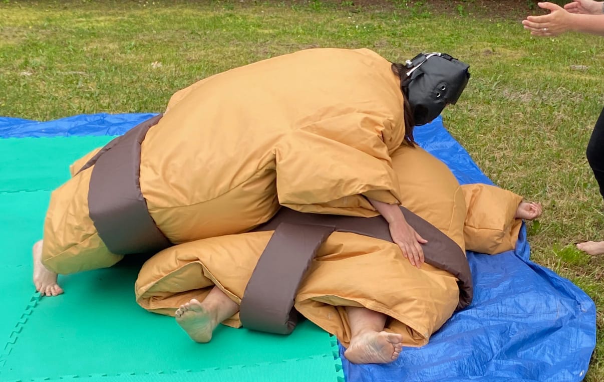 Moment fun et sportif avec des costumes sumos gonflables loués à Montauban