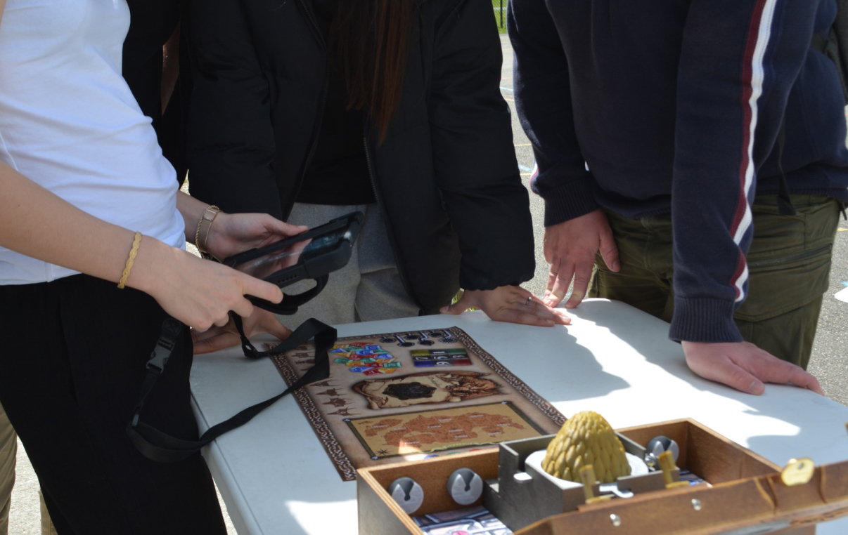 Participants en pleine enquête lors dun Escape Game à domicile à Montauban