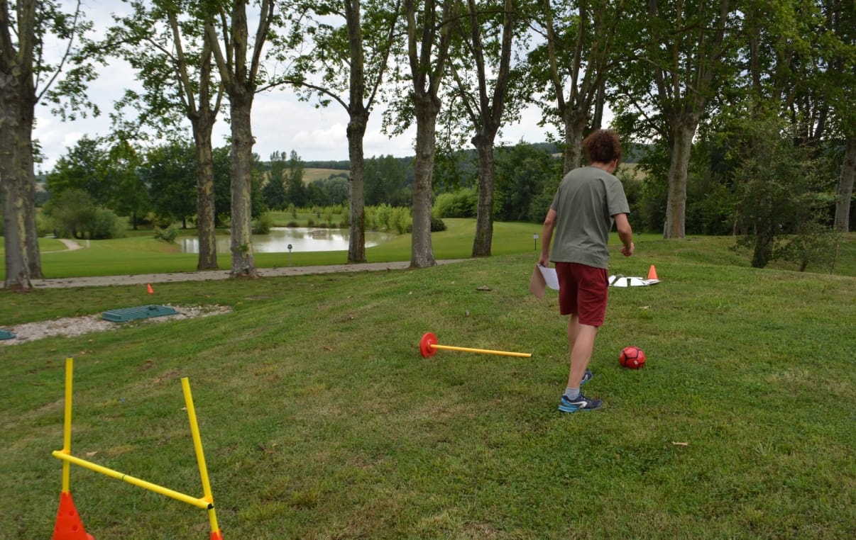Vue dune animation Foot Golf à domicile dans une maison de campagne en Occitanie