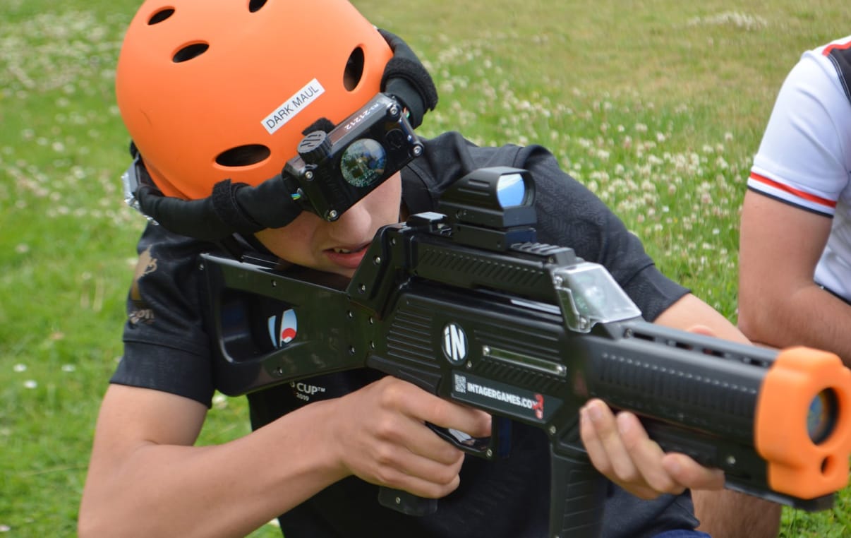 installation de laser game gonflable dans une maison en Occitanie