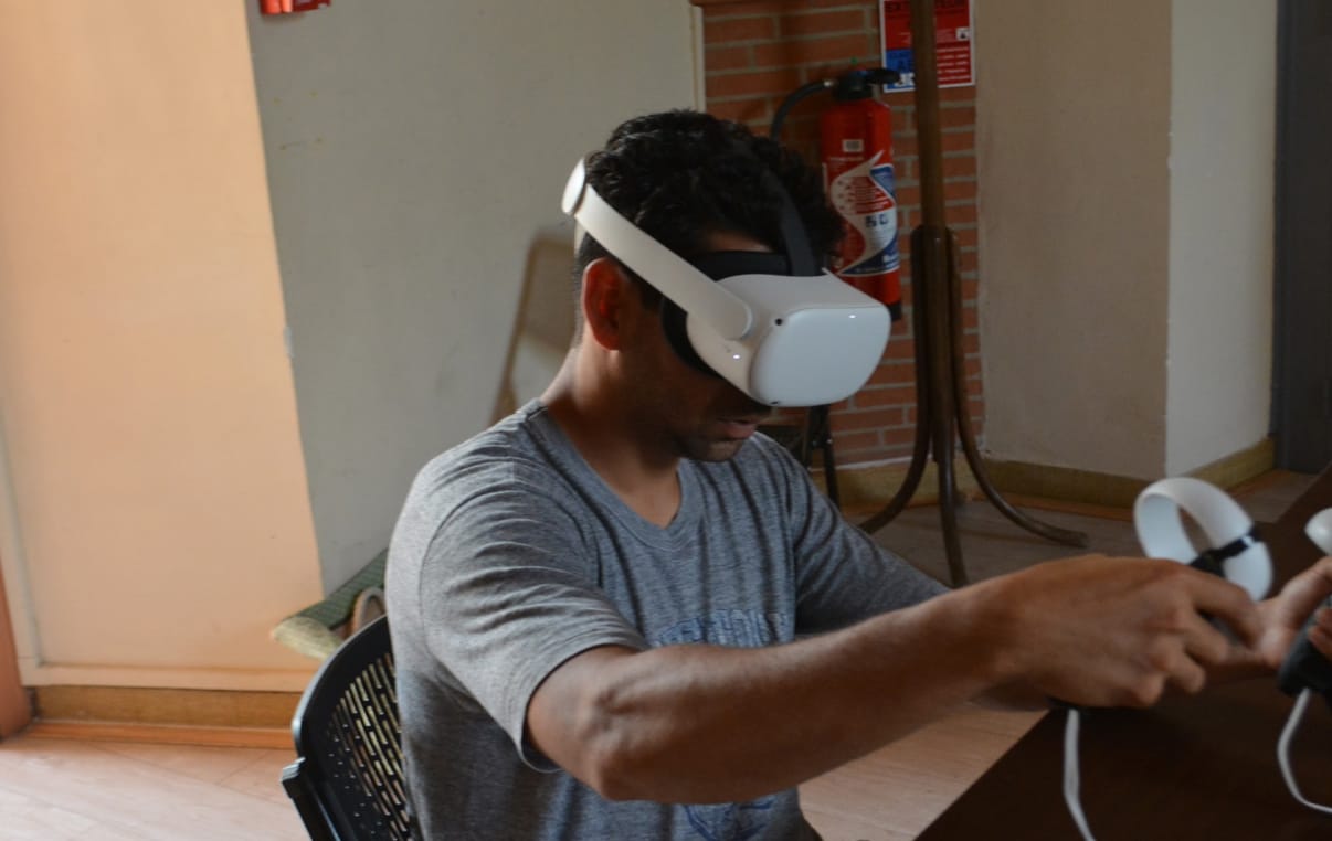 participant découvrant un jeu en réalité virtuelle chez lui en Occitanie